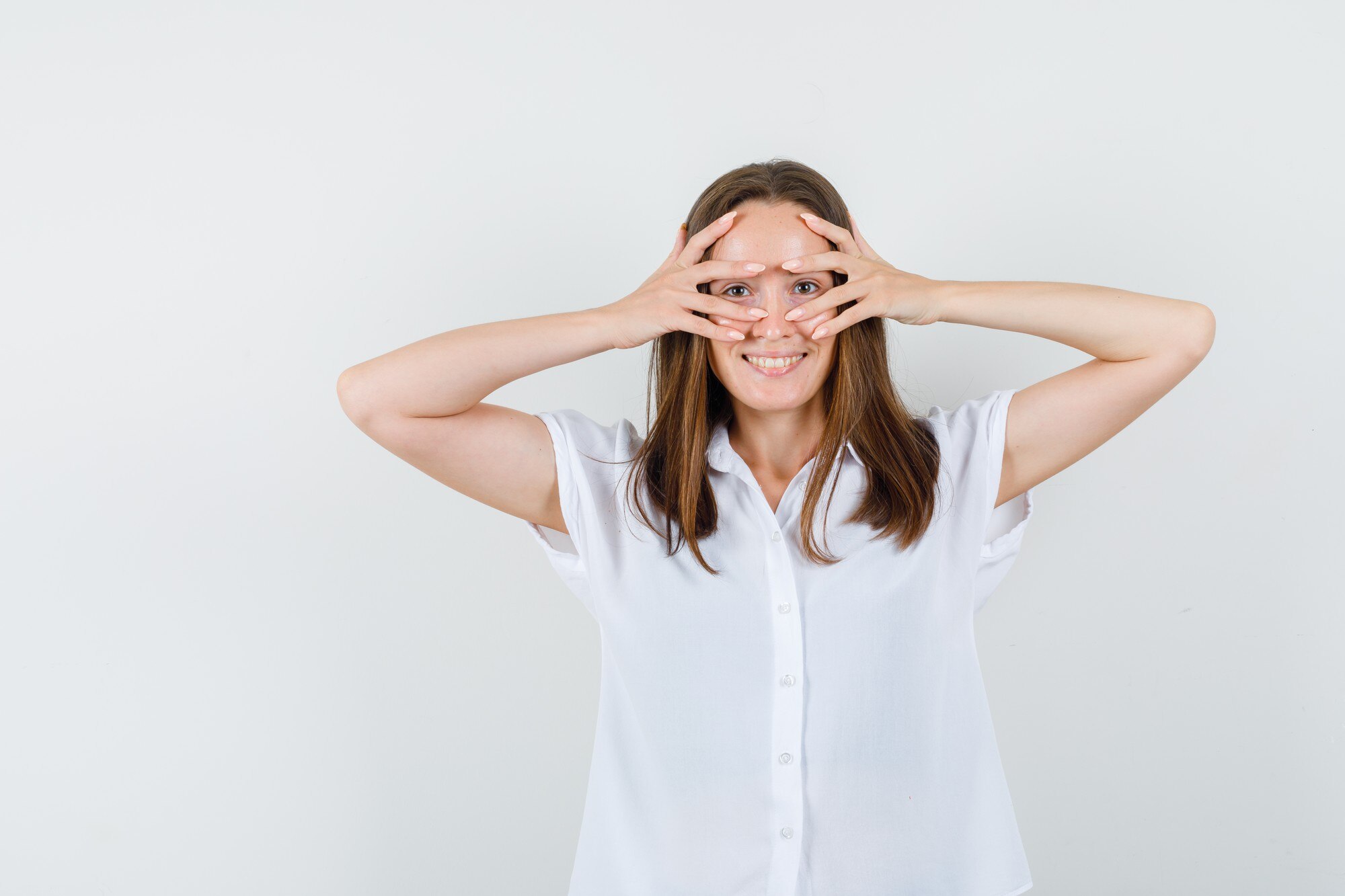 Persona cuidando su visión